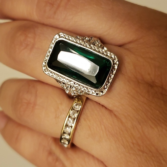 Large Emerald Green Ring - Picture 3 of 9
